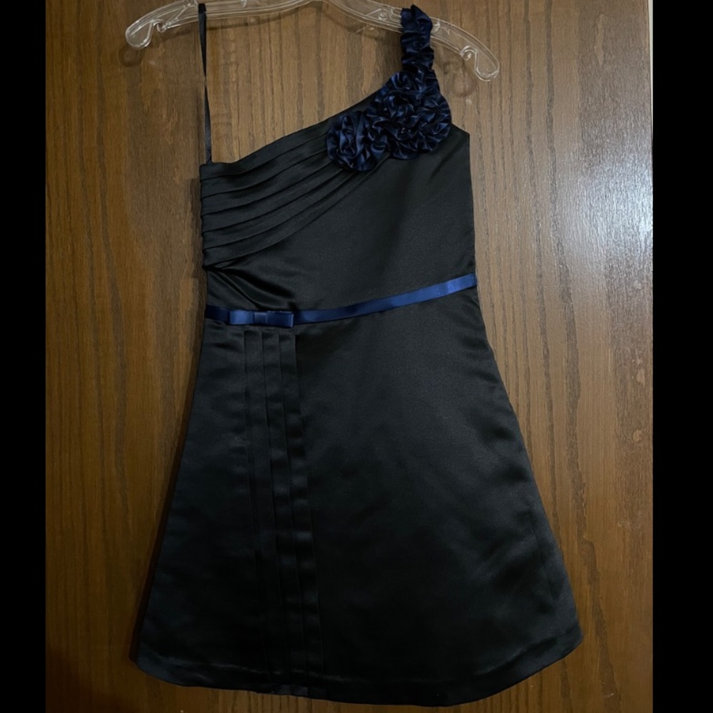 Black and blue one shoulder dress